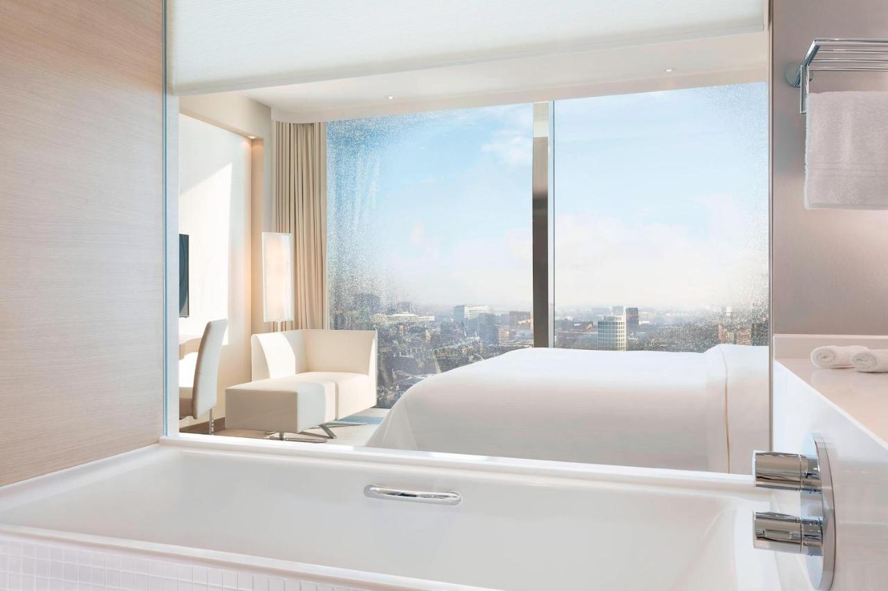 Deluxe, Guest room, 1 King, City view, partial harbour view,1351948657:JPEG